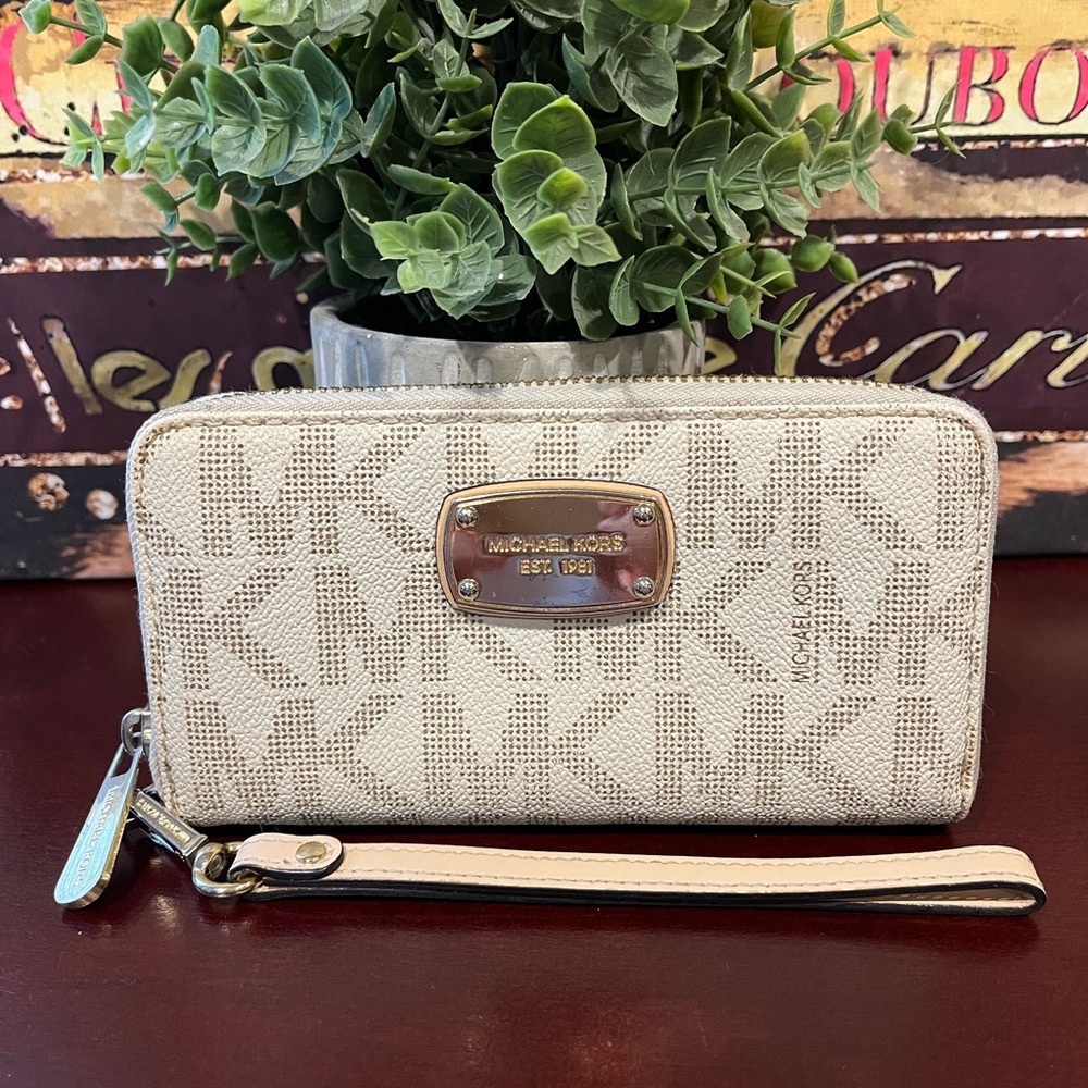 EUC Michael Kors Jet Set Vanilla Large Wristlet Wallet